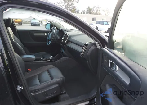 2024 Volvo Xc40 B5 Ultimate Dark Theme z USA, uszkodzony, nr VIN YV4L12UM7R2261482